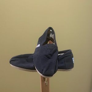 Tom’s size 6 shoes